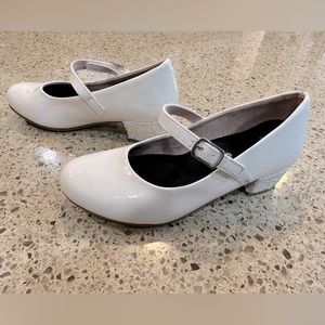 Girls size 13 SO dressy white shoe w/velcro straps